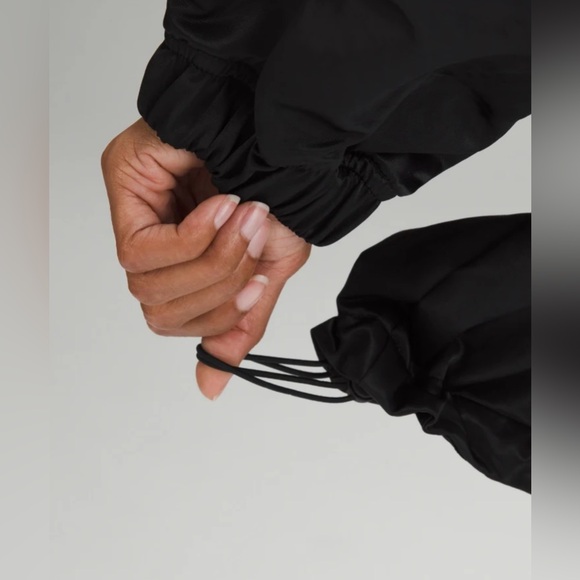 Lululemon Lightweight Oversized-Fit Coaches Jacket in Black - Picture 6 of 6